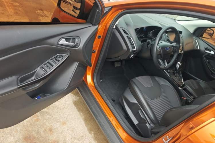 Used Ford Focus 2018 Hatchback Classic 1.6L Automatic Trendy SmartDrive Edition Driver Seat
