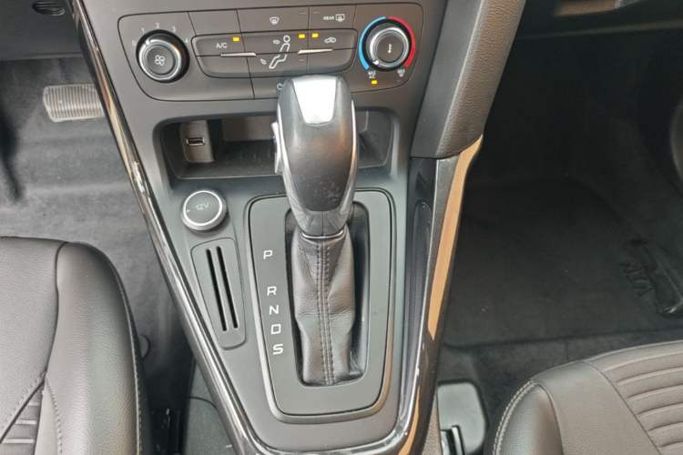 Used Ford Focus 2018 Hatchback Classic 1.6L Automatic Trendy SmartDrive Edition Gear Lever