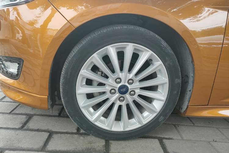 Used Ford Focus 2018 Hatchback Classic EcoBoost 180 Automatic Sport Edition Left Front Wheel Hub