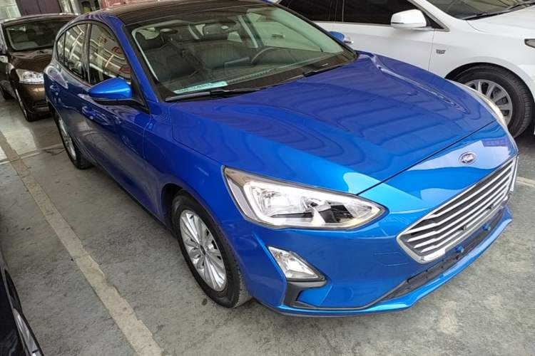 Used Ford Focus 2019 Hatchback EcoBoost 180 Automatic Trendy Model Front Right 45 Deg