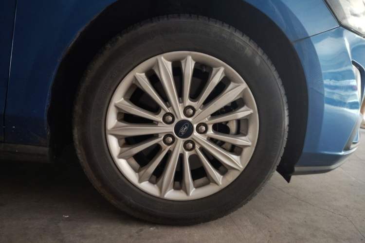 Used Ford Focus 2019 Sedan EcoBoost 180 Automatic Trend Edition Right Front Wheel Hub