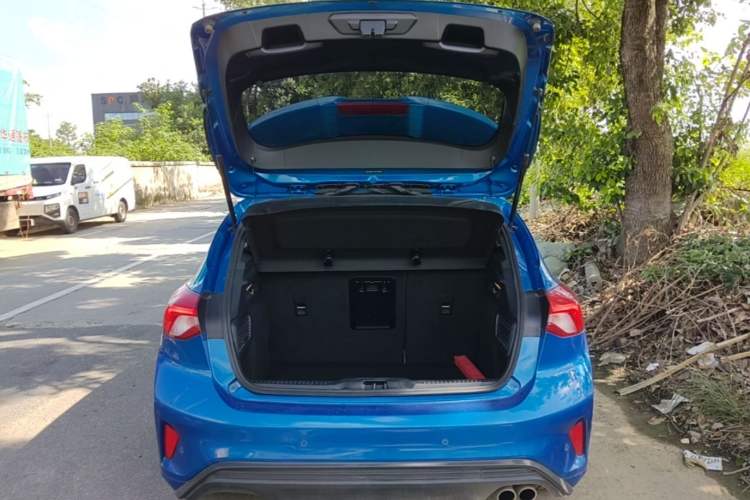 Used Ford Focus 2019 Hatchback EcoBoost 180 Automatic ST Line Trunk