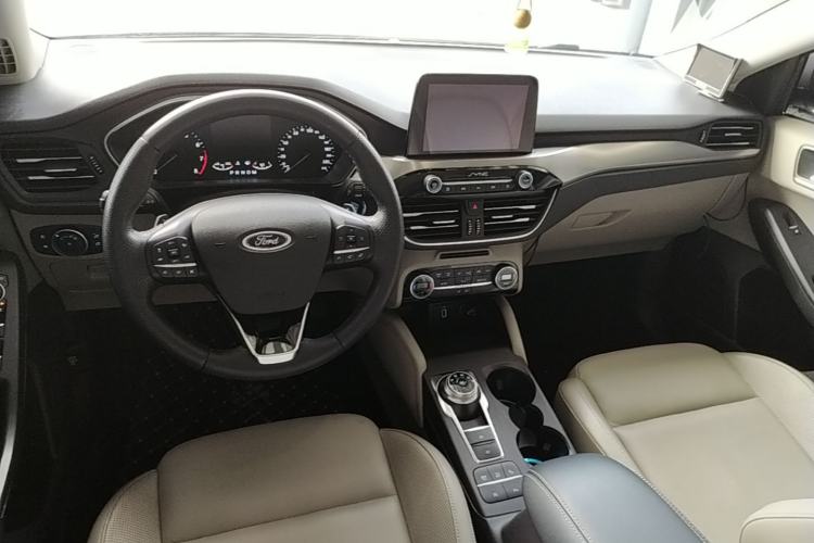 Used Ford Focus 2019 Sedan EcoBoost 180 Automatic Titanium Edition Center Console