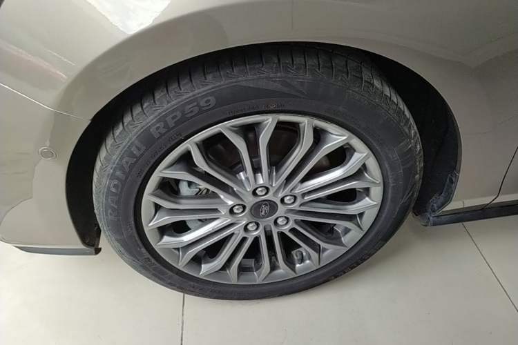 Used Ford Focus 2019 Sedan EcoBoost 180 Automatic Titanium Edition Left Front Wheel Hub