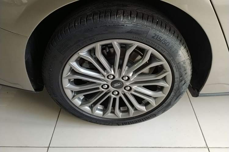 Used Ford Focus 2019 Sedan EcoBoost 180 Automatic Titanium Edition Right Rear Wheel Hub