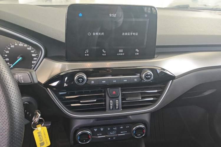 Used Ford Focus 2019 Sedan EcoBoost 125 Automatic Trendy Model China VI Standard Audio And AC Panel