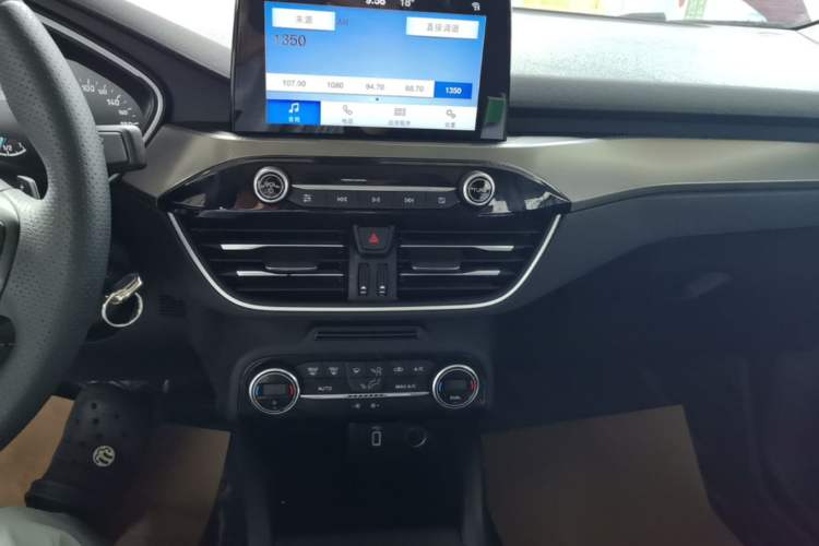 Used Ford Focus 2019 Sedan EcoBoost 180 Automatic Trend Edition Audio And AC Panel