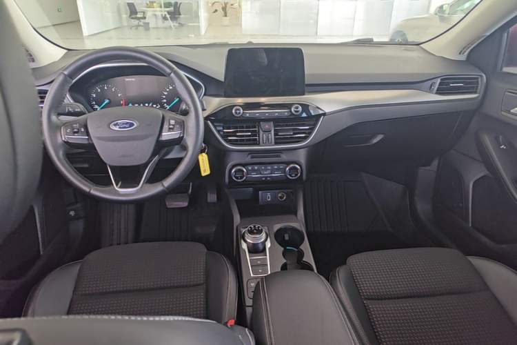 Used Ford Focus 2019 Sedan EcoBoost 125 Automatic Trendy Model China VI Standard Center Console