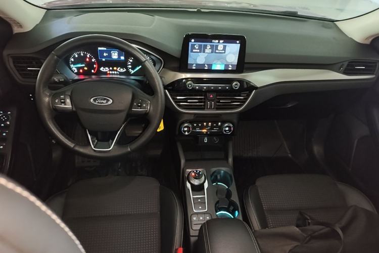Used Ford Focus 2019 Sedan EcoBoost 125 Automatic Trendy Model China VI Standard Center Console