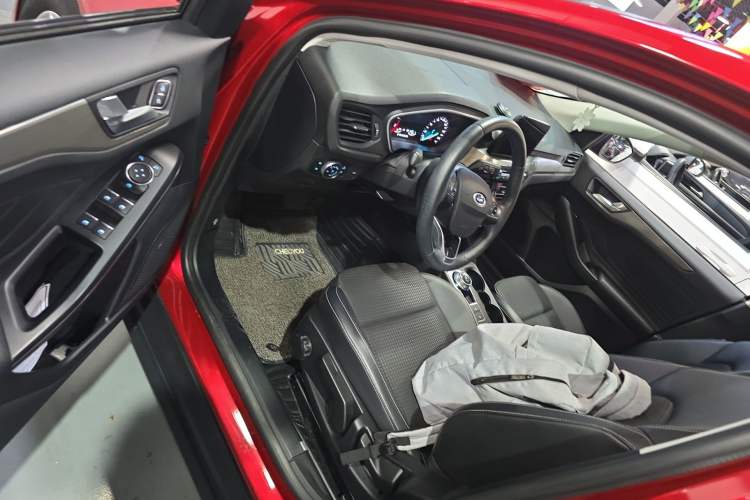 Used Ford Focus 2019 Sedan EcoBoost 180 Automatic Trend Edition Driver Seat
