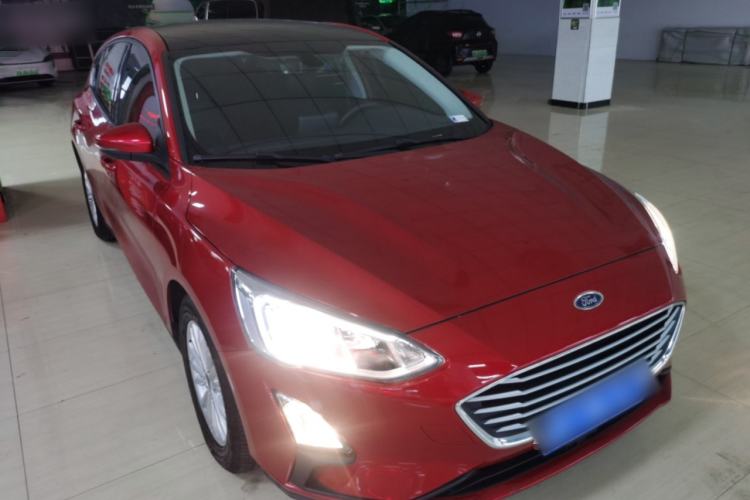 Used Ford Focus 2019 Hatchback EcoBoost 180 Automatic Trendy Model Front Right 45 Deg