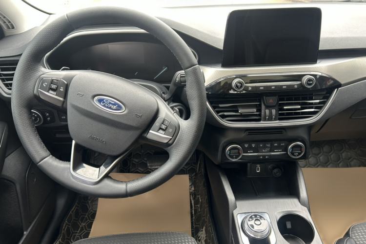 Used Ford Focus 2019 Sedan EcoBoost 180 Automatic Trend Edition Interior 5