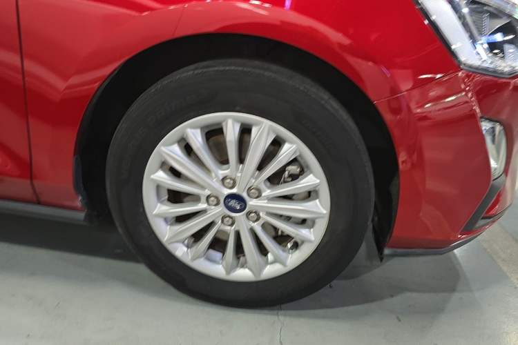 Used Ford Focus 2019 Sedan EcoBoost 180 Automatic Trend Edition Left Front Wheel Hub
