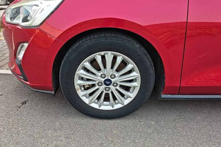 Used Ford Focus 2019 Sedan EcoBoost 180 Automatic Trend Edition Left Front Wheel Hub