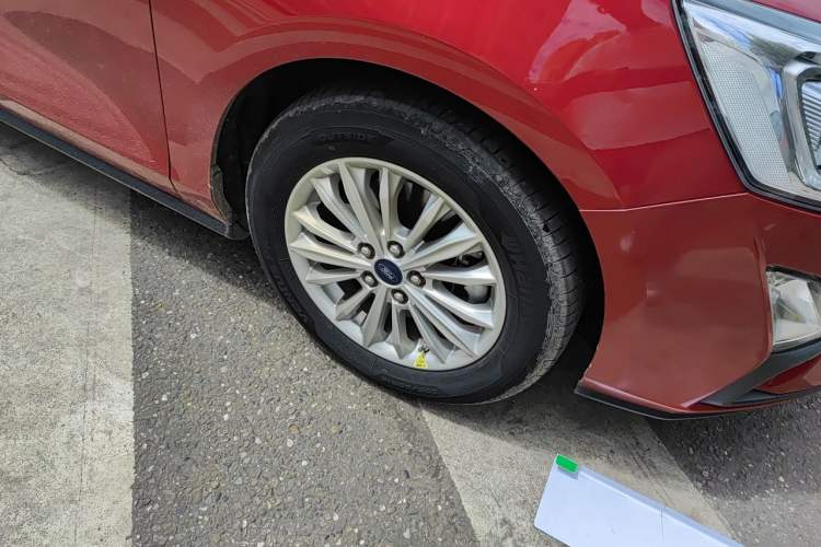 Used Ford Focus 2019 Sedan EcoBoost 180 Automatic Trend Edition Right Front Wheel Hub