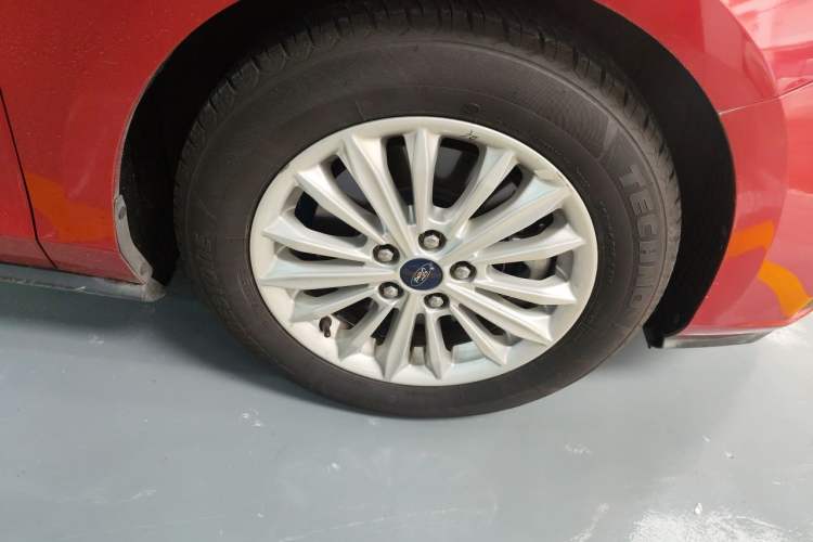 Used Ford Focus 2019 Sedan EcoBoost 180 Automatic Trend Edition Right Front Wheel Hub