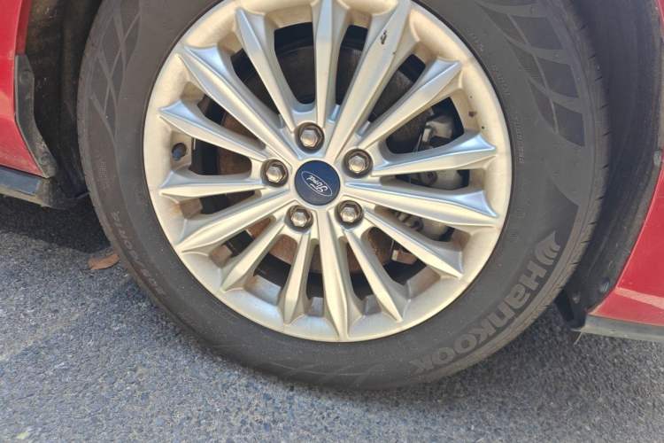 Used Ford Focus 2019 Sedan EcoBoost 180 Automatic Trend Edition Right Front Wheel Hub