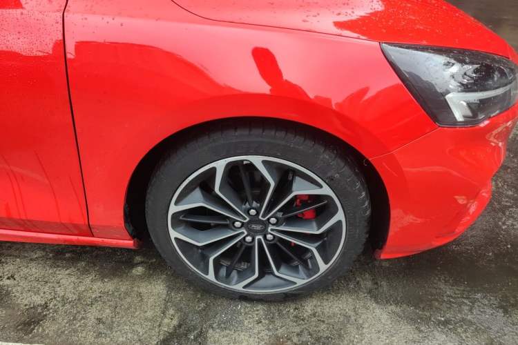 Used Ford Focus 2019 Sedan EcoBoost 180 Automatic ST Line Right Front Wheel Hub