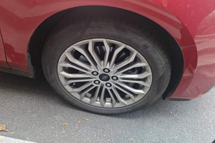 Used Ford Focus 2019 Sedan EcoBoost 180 Automatic Titanium Edition Right Front Wheel Hub