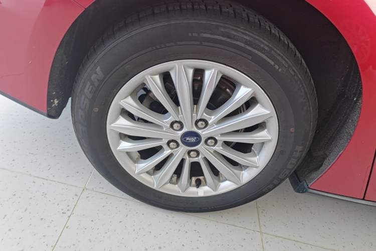 Used Ford Focus 2019 Sedan EcoBoost 125 Automatic Trendy Model China VI Standard Right Rear Wheel Hub