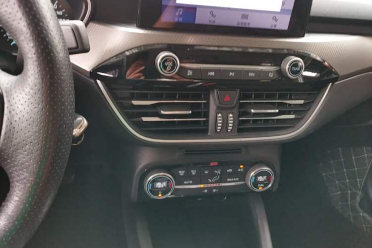 Used Ford Focus 2019 Sedan EcoBoost 125 Automatic Trendy Model China V Standard Audio And AC Panel