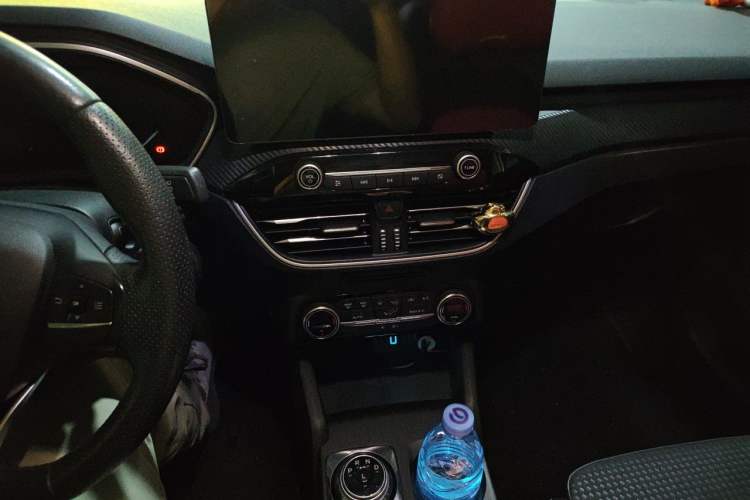 Used Ford Focus 2019 Sedan EcoBoost 125 Automatic Trendy Model China VI Standard Audio And AC Panel