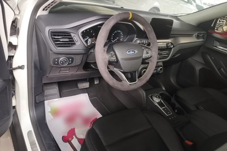 Used Ford Focus 2019 Hatchback EcoBoost 180 Automatic Titanium Edition Center Console
