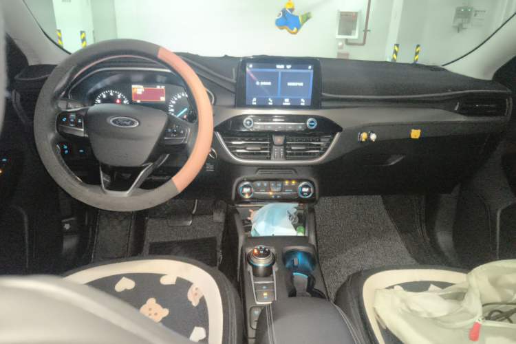 Used Ford Focus 2019 Sedan EcoBoost 180 Automatic Trend Edition Center Console