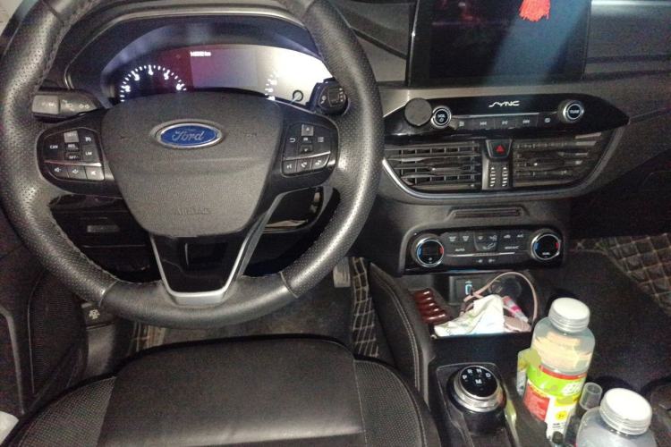 Used Ford Focus 2019 Sedan EcoBoost 180 Automatic Titanium Edition Center Console
