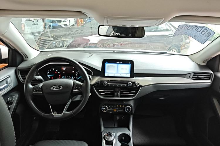 Used Ford Focus 2019 Sedan EcoBoost 125 Automatic Trendy Model China VI Standard Center Console