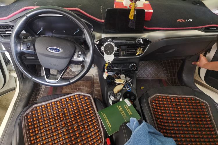 Used Ford Focus 2019 Sedan EcoBoost 180 Automatic Trend Edition Center Console