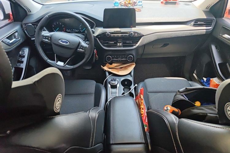 Used Ford Focus 2019 Two-Door EcoBoost 125 Automatic Trendy Model China VI Standard Center Console