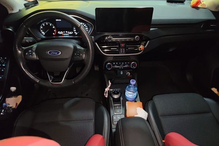 Used Ford Focus 2019 Sedan EcoBoost 125 Automatic Trendy Model China VI Standard Center Console
