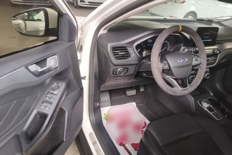 Used Ford Focus 2019 Hatchback EcoBoost 180 Automatic Titanium Edition Driver Seat