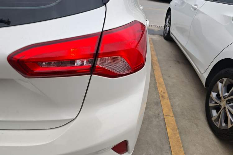 Used Ford Focus 2019 Hatchback EcoBoost 180 Automatic Trendy Model Exterior 3