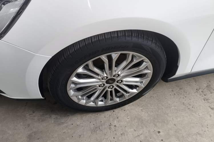 Used Ford Focus 2019 Hatchback EcoBoost 180 Automatic Titanium Edition Exterior 4