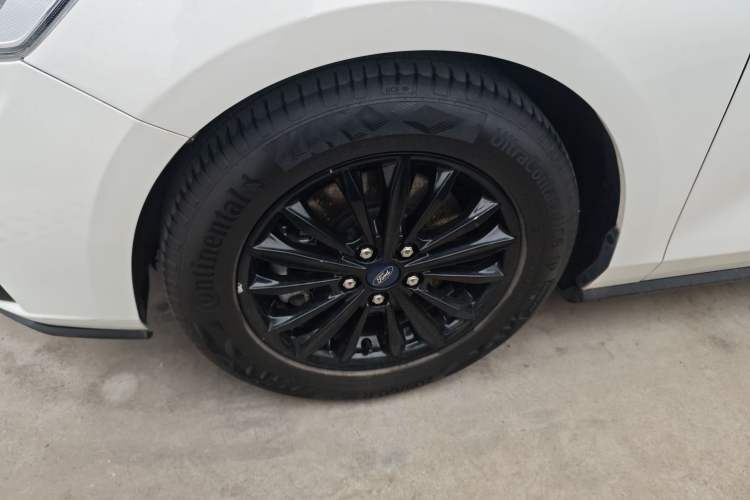 Used Ford Focus 2019 Hatchback EcoBoost 180 Automatic Trendy Model Exterior 4
