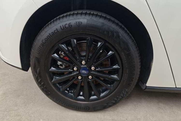 Used Ford Focus 2019 Hatchback EcoBoost 180 Automatic Trendy Model Exterior 5
