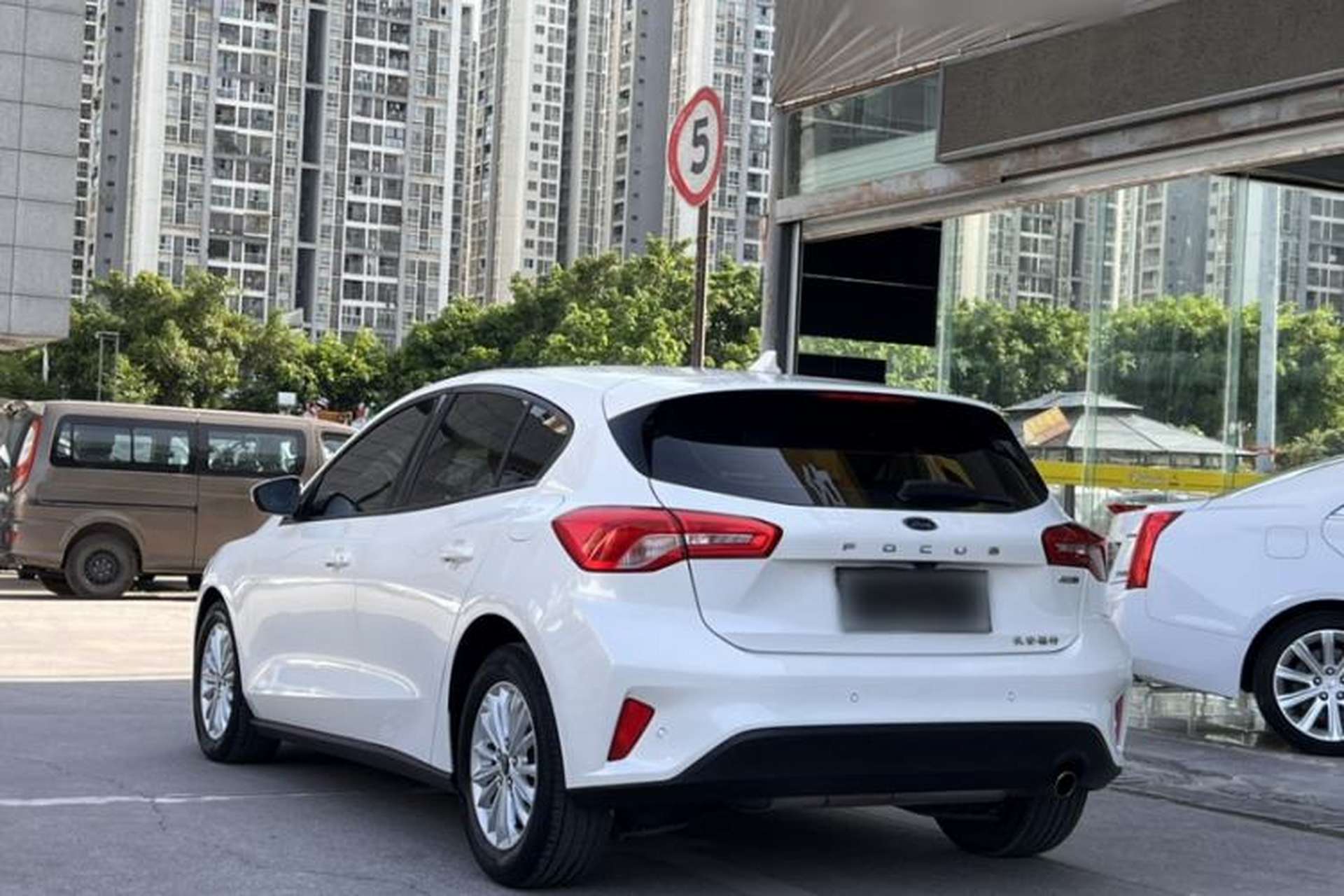 Used Ford Focus 2019 Hatchback EcoBoost 180 Automatic Trendy Model Exterior 6