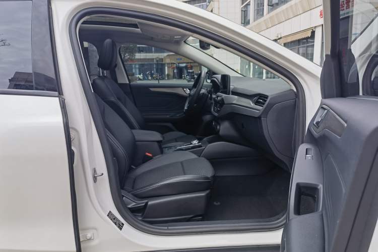 Used Ford Focus 2019 Hatchback EcoBoost 180 Automatic Trendy Model Interior 4