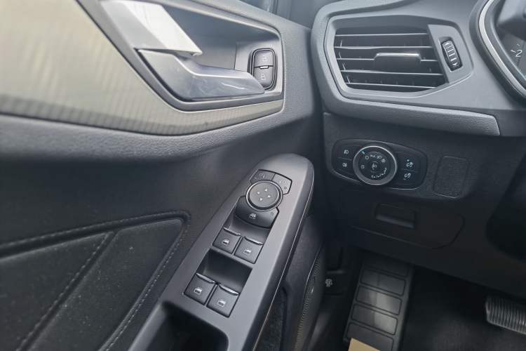 Used Ford Focus 2019 Hatchback EcoBoost 180 Automatic Trendy Model Interior 7
