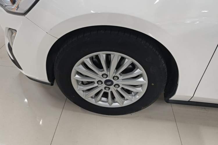Used Ford Focus 2019 Sedan EcoBoost 180 Automatic Trend Edition Left Front Wheel Hub