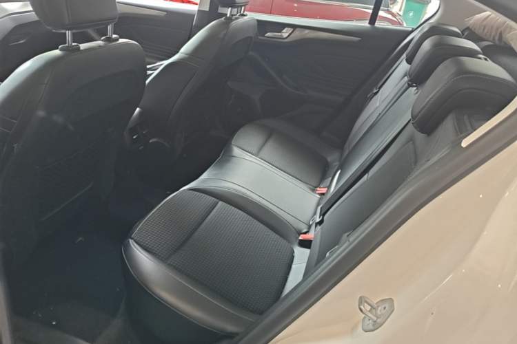 Used Ford Focus 2019 Sedan EcoBoost 125 Automatic Trendy Model China VI Standard Left Rear Seat