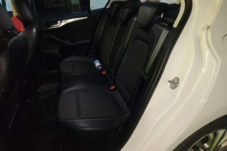 Used Ford Focus 2019 Sedan EcoBoost 125 Automatic Trendy Model China VI Standard Left Rear Seat