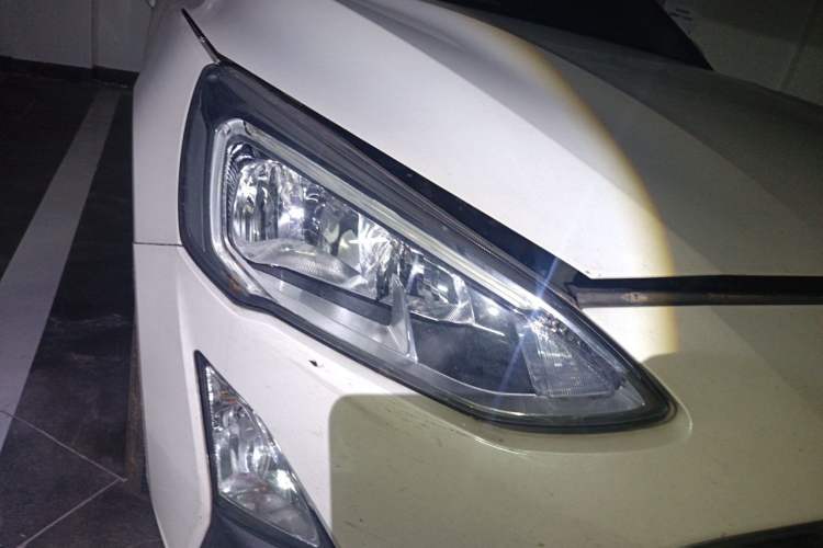 Used Ford Focus 2019 Sedan EcoBoost 180 Automatic Titanium Edition Right Front Headlight