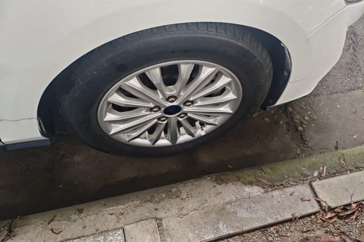 Used Ford Focus 2019 Sedan EcoBoost 180 Automatic Trend Edition Right Front Wheel Hub