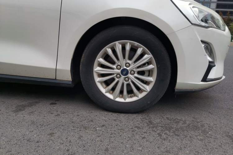 Used Ford Focus 2019 Sedan EcoBoost 180 Automatic Trend Edition Right Front Wheel Hub