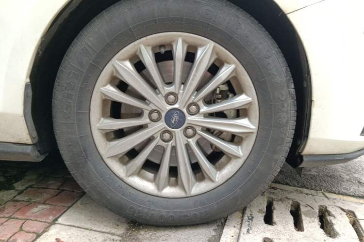 Used Ford Focus 2019 Sedan EcoBoost 180 Automatic Trend Edition Right Front Wheel Hub