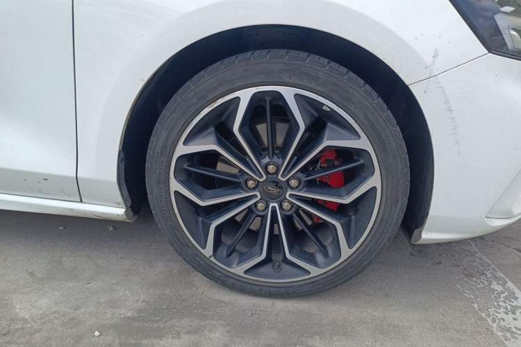 Used Ford Focus 2019 Sedan EcoBoost 180 Automatic ST Line Right Front Wheel Hub