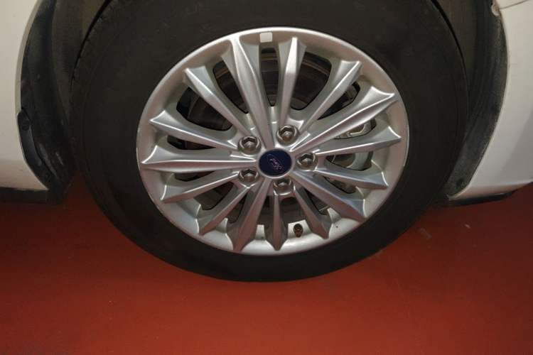 Used Ford Focus 2019 Sedan EcoBoost 180 Automatic Trend Edition Right Front Wheel Hub